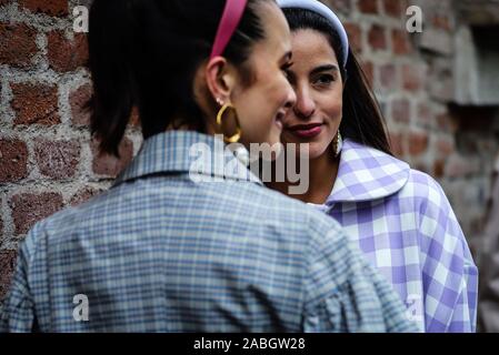 Mailand, Italien - 23 Februar 2019: Bettina Looney und Anna Rosa Vitiello auf der Straße, die im Rahmen der Mailänder Modewoche. Stockfoto