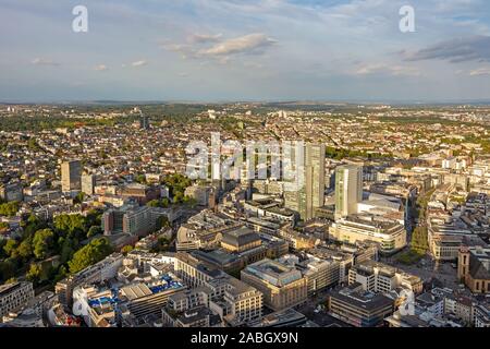 FRANKFURT, Deutschland - 17. SEPTEMBER: Blick über die Stadt und die Wolkenkratzer von Frankfurt, Deutschland Am 17. September 2019. Foto vom Main zu Stockfoto