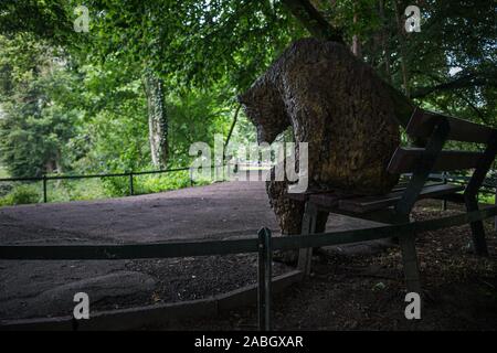 Maastricht, Niederlande - 20.Juni 2019: Jo, einsamer Bär auf einer Bank, Artwork von Michel Huisman in Aldenhofpark Stockfoto