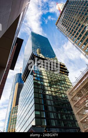 FRANKFURT, Deutschland - 17. SEPTEMBER: Wolkenkratzer in der Innenstadt von Frankfurt, Deutschland Am 17. September 2019. Foto aus dem Neuen Mainzer Str genommen Stockfoto