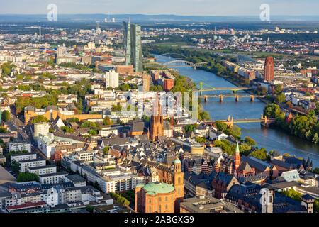 FRANKFURT, Deutschland - 17. SEPTEMBER: Luftaufnahme über Frankfurt, Deutschland, am 17. September 2019. Foto vom Main Tower. Stockfoto