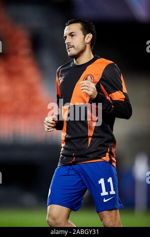 Mestalla, Valencia, Spanien. 27 Nov, 2019. UEFA Champions League Fußball -, Valencia gegen Chelsea; Pedro von Chelsea nach dem Aufwärmen vor dem Spiel - Redaktionelle Verwendung Credit: Aktion plus Sport/Alamy leben Nachrichten Stockfoto