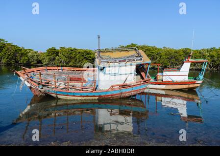 Farbenfroh Fischerboote bei Ebbe an der Küste von Ceara, NE Brasilien, Südamerika gemalt. Stockfoto