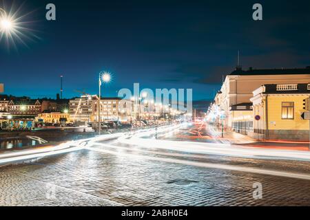 Helsinki, Finnland. Nacht Verkehr in Pohjoisesplanadi Straße am Abend oder in der Nacht die Beleuchtung. Stockfoto