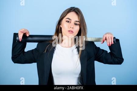 Das Spiel. Schön und gefährlich. Business Strategie. Aggressiv. Business Lady Boss. Entscheidende Aktionen. Vertrauen und Stärke. Frau hübsches Mädchen tragen formalen Jacke und halten Sie Baseball Bat. Stockfoto