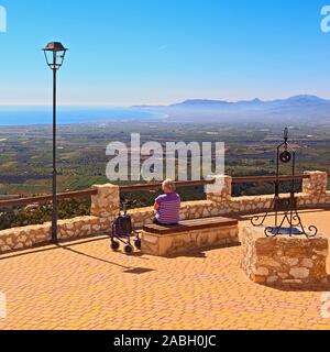 Aussicht auf das Meer und die Einsiedelei von Saint Lucia und Saint Benet, Alcossebre, Spanien Stockfoto