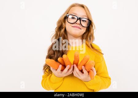 Mädchen in Gläsern hält Karotte Obst isoliert weißer Hintergrund Stockfoto