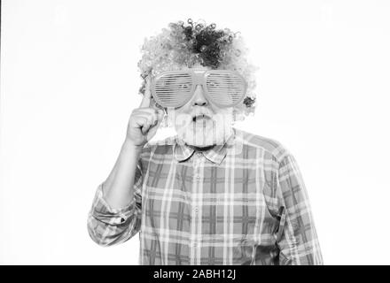 Netter Witz. Ältere Clown. Man älteren bärtigen fröhliche Person tragen bunte Perücke und Sonnenbrille. Opa immer Spaß. Spaß haben. Lustige Lebensstil. Spaß und Unterhaltung. Comic Großvater Konzept. Stockfoto