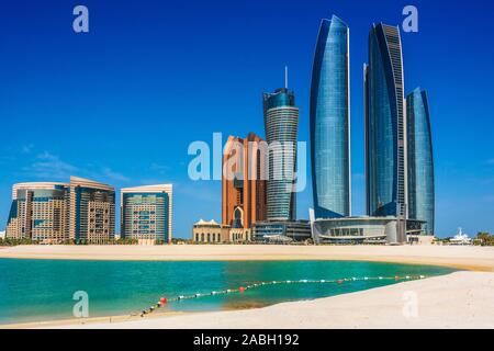 ABU DHABI, VEREINIGTE ARABISCHE EMIRATE - Feb 10, 2019: Etihad Towers in Abu Dhabi, Vereinigte Arabische Emirate Stockfoto