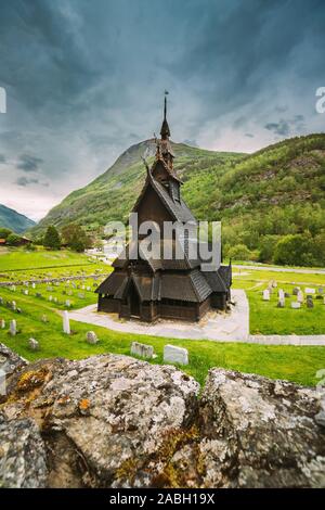 Borgund, Norwegen. Wahrzeichen Stavkirke eine alte hölzerne dreischiffige Hallenkirche Stabkirche im Sommer Tag. Antike alte Holz- Gottesdienst in der norwegischen Landschaft L Stockfoto