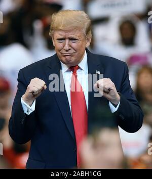 Us-Präsident Donald Trump Gesten das Publikum, als er auf die Bühne kommt während der Florida Homecoming Kundgebung an der BB&T Center zu sprechen. Trump wurde vor kurzem eine offizielle Wohnsitz des Staates Florida. Stockfoto