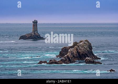 Der Leuchtturm La Vieille in der Meerenge Raz de Sein in der Dämmerung an der Pointe du Raz, Plogoff, Finistère, Bretagne, Frankreich Stockfoto