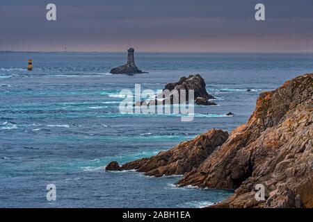 Der Leuchtturm La Vieille in der Meerenge Raz de Sein in der Dämmerung an der Pointe du Raz, Plogoff, Finistère, Bretagne, Frankreich Stockfoto