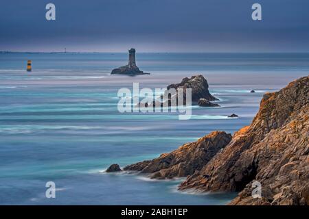 Der Leuchtturm La Vieille in der Meerenge Raz de Sein in der Dämmerung an der Pointe du Raz, Plogoff, Finistère, Bretagne, Frankreich Stockfoto