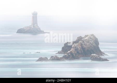 Der Leuchtturm La Vieille in der Meerenge Raz de Sein im dichten Nebel/Nebel an der Pointe du Raz, Plogoff, Finistère, Bretagne, Frankreich Stockfoto