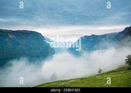 Fjord Sogn und Fjordane, Norwegen. Erstaunlich, Fjord Sogn und Fjordane im Nebel Wolken. Sommer malerischen Blick auf berühmte natürliche Attraktion Sehenswürdigkeiten und beliebten De Stockfoto