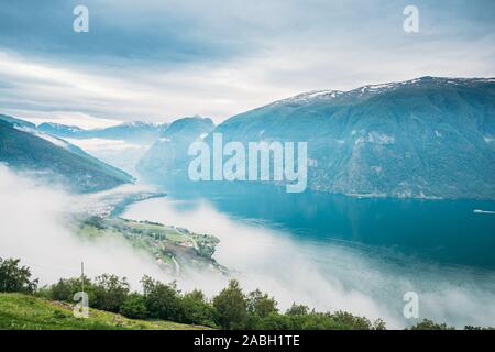 Fjord Sogn und Fjordane, Norwegen. Erstaunlich, Fjord Sogn und Fjordane im Nebel Wolken. Sommer malerischen Blick auf berühmte natürliche Attraktion Sehenswürdigkeiten und beliebten De Stockfoto