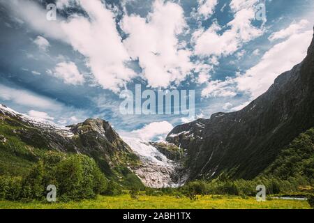 Jostedalsbreen Nationalpark, Sogn og Fjordane County, Norwegen. Boyabreen Gletscher Landschaft im Frühjahr sonnigen Tag. Berühmten norwegischen Sehenswürdigkeiten und Beliebte Stockfoto