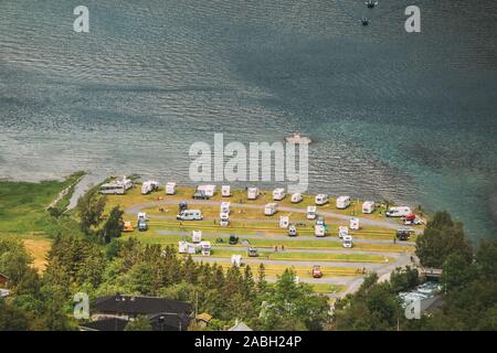 Geirangerfjord, Norwegen. Caravan Reisemobil Autos parken in der Nähe des Hafens. Luftaufnahme im Sommer Tag. Stockfoto