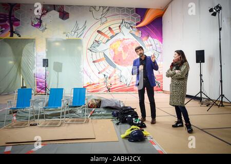 Berlin, Deutschland. 27 Nov, 2019. Paul Spies (L-R), Museum Direktor der Stiftung Stadtmuseum Berlin, und Yasha Young, Kurator des Wandbildes "weltdenken", vor einem bereits abgeschlossenen Teil des großen Wandbild "weltdenken" durch den New Yorker Künstler Duo wie und Nosm am Humboldt-forum im Berliner Schloss sprechen. Credit: Gregor Fischer/dpa/Alamy leben Nachrichten Stockfoto