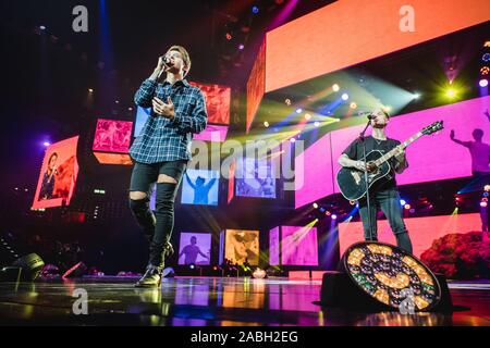 Zürich, Schweiz. 22., November 2019. Die italienischen Pop Duo Benji & Fede führt ein Live Konzert während der Energy Star-Nacht 2019 im Hallenstadion in Zürich. (Foto: Gonzales Foto - Tilman Jentzsch). Stockfoto