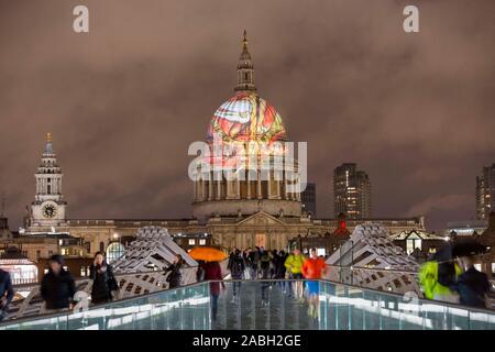 Auf 0001 Embargo Donnerstag, 28. November William Blake's letzten Meisterwerk "Der Alte" auf der Kuppel der St. Paul's Cathedral der Künstler und Dichter Geburtstag zu feiern projiziert wird. Stockfoto