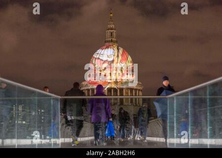 Auf 0001 Embargo Donnerstag, 28. November William Blake's letzten Meisterwerk "Der Alte" auf der Kuppel der St. Paul's Cathedral der Künstler und Dichter Geburtstag zu feiern projiziert wird. Stockfoto