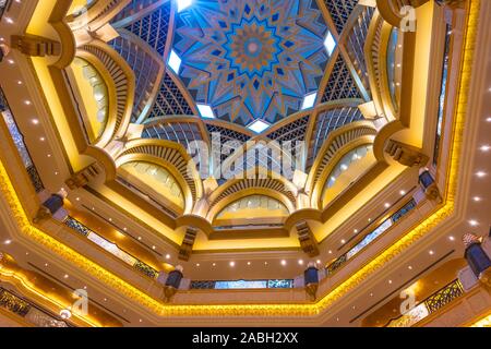 ABU DHABI, VEREINIGTE ARABISCHE EMIRATE - Feb 13, 2019: das Innere des Emirates Palace, 5 Sterne Luxus Hotel in Abu Dhabi, Vereinigte Arabische Emirate durch Kem betrieben Stockfoto