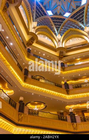 ABU DHABI, VEREINIGTE ARABISCHE EMIRATE - Feb 13, 2019: das Innere des Emirates Palace, 5 Sterne Luxus Hotel in Abu Dhabi, Vereinigte Arabische Emirate durch Kem betrieben Stockfoto