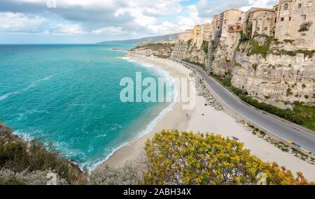 Öffentlichen Strand von Tropea in Süditalien zu Beginn des Frühlings - Nebensaison Ziel Stockfoto