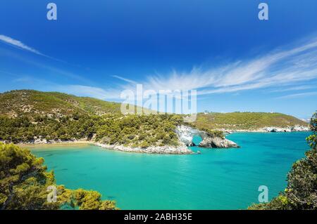 Apulien - San Felice Arch Rock Bay - Naturpark Gargano mit beautifulturquoise Meer. Apulien, Süditalien, Europa Stockfoto