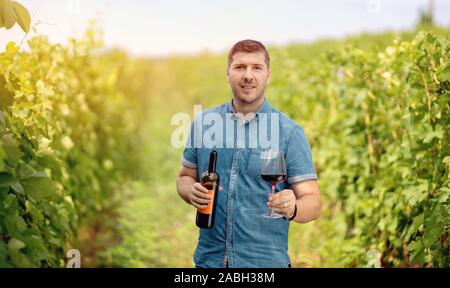 Mann am Weinberg einladende Touristen - Weinproben in einem Weinberg Stockfoto