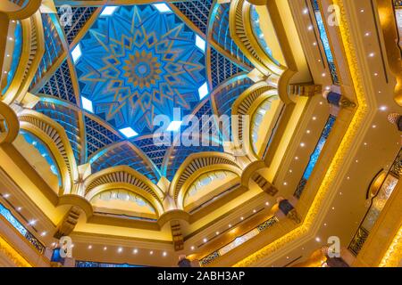 ABU DHABI, VEREINIGTE ARABISCHE EMIRATE - Feb 13, 2019: das Innere des Emirates Palace, 5 Sterne Luxus Hotel in Abu Dhabi, Vereinigte Arabische Emirate durch Kem betrieben Stockfoto