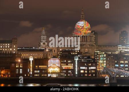 St Pauls Cathedral, London, UK. 27. November 2019. William Blake's letzten Meisterwerk "Alten der Tage" auf dem legendären Kuppel der St. Paul's Cathedral projiziert wird, in der Feier des Geburtstags des Künstlers. Die dramatische Illustration, aus dem Jahre 1827, wurde von Blake beschrieben als "die beste, die ich je fertig" und wird über London sichtbar jeden Abend während des gesamten Wochenendes. Credit: Malcolm Park/Alamy Leben Nachrichten. Stockfoto