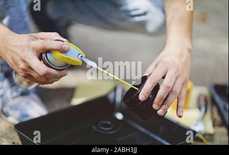 Automechaniker mit schmutzigen Händen und Ölfilter. Service Wartung. Stockfoto
