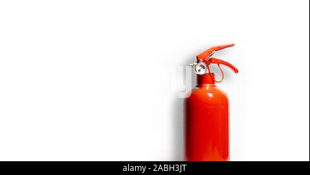 Feuerlöscher und ihren Schatten auf die weiße Wand Hintergrund isoliert - Kopieren - Business Konzept Stockfoto
