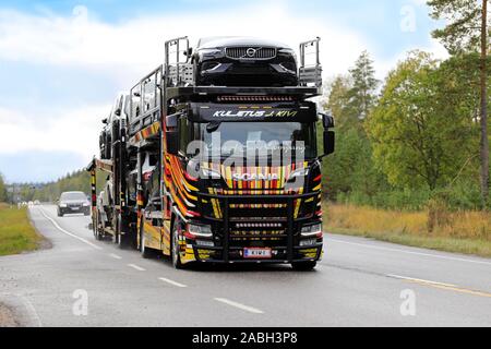 Einzigartige Fahrzeug carrier Scania R 650 Der kuljetus J. Kivi Transporte neue Autos auf der Autobahn 25 an einem Tag im Sommer. Raasepori, Finnland. 12. Juli 2019: Stockfoto