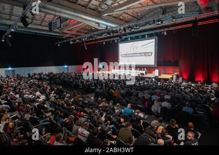 Hamburg, Deutschland. 27 Nov, 2019. Mitglieder des FC St. Pauli folgen die ordentliche Mitgliederversammlung der zweiten Abteilung Fußball FC St. Pauli. Credit: Daniel Reinhardt/dpa/Alamy leben Nachrichten Stockfoto