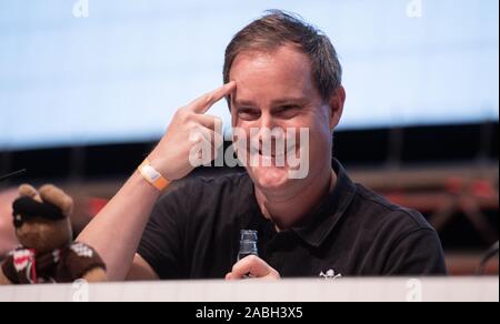 Hamburg, Deutschland. 27 Nov, 2019. Oke Göttlich, Präsident des FC St. Pauli, lacht während der ordentlichen Hauptversammlung der zweiten Abteilung Fußball FC St. Pauli. Credit: Daniel Reinhardt/dpa/Alamy leben Nachrichten Stockfoto