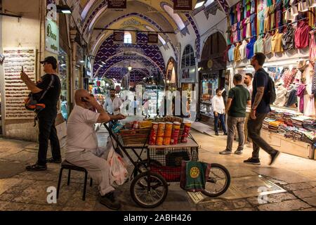 Istanbul, Türkei: ein Verkäufer von Snacks innerhalb der Grand Bazaar, einer der ältesten und größten überdachten Märkte der Welt mit über 4.000 Geschäfte Stockfoto