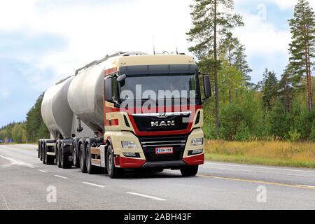 Rote und gelbe Mann Tank-LKW für die Beförderung von R. Danielsson Ky auf Finnische Landstraße 25 im Sommer. Raasepori, Finnland. Juli 12, 2019. Stockfoto