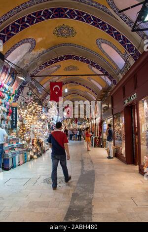 Istanbul: eine Gasse innerhalb der Grand Bazaar, einer der ältesten und größten überdachten Märkte der Welt mit 61 Strassen und über 4.000 Geschäfte Stockfoto