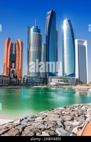 ABU DHABI, VEREINIGTE ARABISCHE EMIRATE - Feb 10, 2019: Etihad Towers in Abu Dhabi, Vereinigte Arabische Emirate Stockfoto
