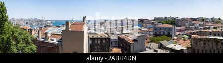 Istanbul: Blick auf die Skyline der Stadt mit ihren Dächern, Moscheen, Minarette und den Bosporus, die Meerenge von Istanbul, vom Basar Bezirk gesehen Stockfoto