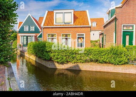 Alten Straßen in Volendam. Altes, traditionelles Fischerdorf, typischen Holzhäusern Architektur. Beliebte Sehenswürdigkeiten und Reiseziel für Touristen. Stockfoto