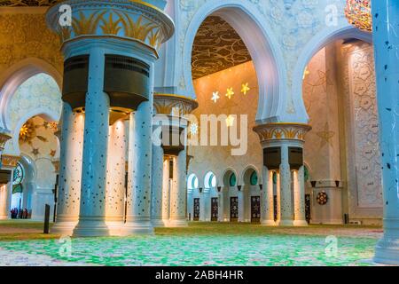 ABU DHABI, VEREINIGTE ARABISCHE EMIRATE - Feb 12, 2019: das Innere der Sheikh Zayed Moschee in Abu Dhabi, Vereinigte Arabische Emirate. Stockfoto