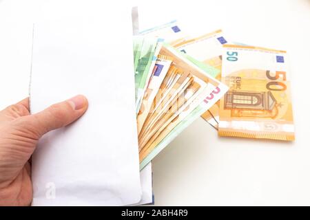 Bild mit Umschlag und Stapel von Euro Rechnungen-Euro ist die europäische Währung - mehr oder weniger in das neue Jahr 2020 Stockfoto