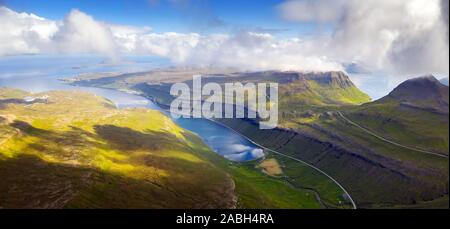 Nebeliger morgen Blick auf Fjord und Kaldbaksfjordur Kaldbaksbotnur Dorf aus beliebten touristischen Punkt-Sornfelli, Streymoy Island, Färöer, Dänemark. Landschaftsfotografie Stockfoto