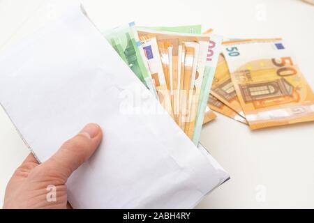 Bild mit Umschlag und Stapel von Euro Rechnungen-Euro ist die europäische Währung - mehr oder weniger in das neue Jahr 2020 Stockfoto