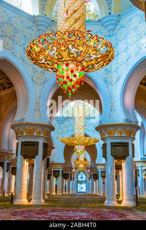 ABU DHABI, VEREINIGTE ARABISCHE EMIRATE - Feb 12, 2019: das Innere der Sheikh Zayed Moschee in Abu Dhabi, Vereinigte Arabische Emirate. Stockfoto